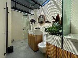 uma casa de banho com um WC, um lavatório e um chuveiro em vondice hotel em Amsterdã
