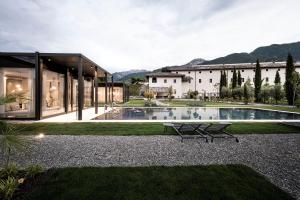 uma vista exterior de uma casa com piscina em Monastero Arx Vivendi em Arco