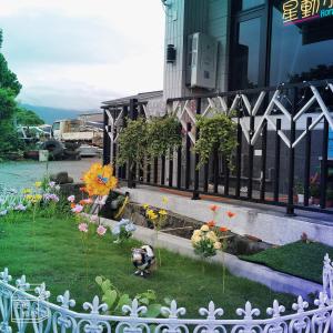 星動小屋民宿外面的花园