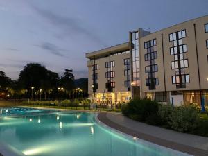 Bazén v ubytování Kona Hotel Verona by Kleos Group Collection nebo v jeho okolí