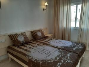 Łóżko lub łóżka w pokoju w obiekcie Apartamentos Torres Cardona (Playa)