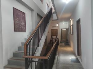 - un couloir avec des escaliers dans une maison dans l'établissement 5Residence, à Jatingaleh