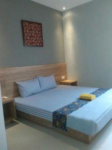 ein Schlafzimmer mit 2 Betten und einem Wandgemälde in der Unterkunft 5Residence in Jatingaleh