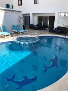 einen Pool mit Haien im Wasser in der Unterkunft Hostal Rosalia in Sant Antoni de Portmany