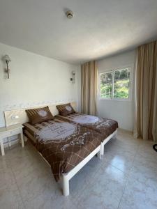 sypialnia z dużym łóżkiem w pokoju w obiekcie Apartamentos Torres Cardona (Playa) w mieście Cala Llonga +20 zdjęć