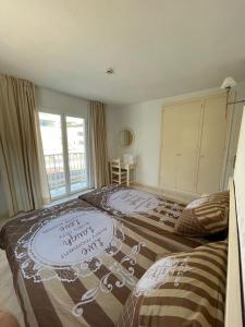 Łóżko lub łóżka w pokoju w obiekcie Apartamentos Torres Cardona (Playa)