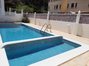 basen na boku domu w obiekcie Apartamentos Torres Cardona (Playa) w mieście Cala Llonga