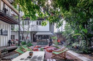 The Yard Bangkok Hostel外面的花园