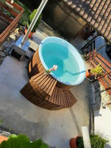 an overhead view of a swimming pool on a deck at Pensiunea Magura Ocnei in Tîrgu Ocna