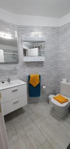 a white bathroom with a toilet and a sink at Green Park in San Miguel de Abona