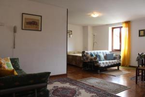 A seating area at Il Castello sul Lago