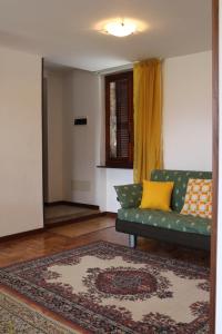 A seating area at Il Castello sul Lago