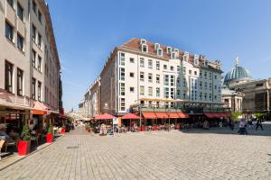 una strada di ciottoli in una città con edifici alti di Familienapartment nahe der Frauenkirche a Dresda