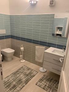a bathroom with a toilet and a sink and a mirror at Appartamento in Costa Smeralda - Bilocale sul mare - Sea View in Olbia
