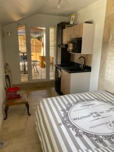 sypialnia z łóżkiem oraz kuchnia ze stołem w obiekcie L’entrenous w mieście Charmes