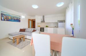 Photo de la galerie de l'établissement Apartment Anja, à Krk 20 autres photos