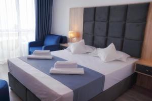 Un pat sau paturi într-o cameră la Hotel Opal
