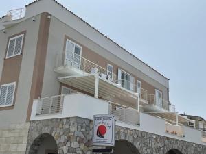 un edificio con balcones y una señal frente a él en Residence Riviera, en Palinuro