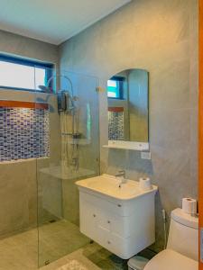 通奈潘海滩Baan View Talay Pool Villas的带水槽、淋浴和马桶的浴室 更多44张照片