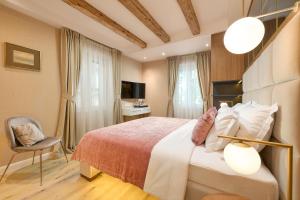 Postel nebo postele na pokoji v ubytování Geremia Luxury Rooms
