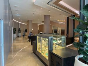 una hall con acquario in un edificio di ADDRESS BEACH Residence a Dubai Altre 22 foto