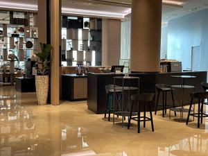 una hall con bar con sgabelli di ADDRESS BEACH Residence a Dubai