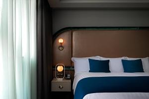 Ліжко або ліжка в номері The Savoy Hotel