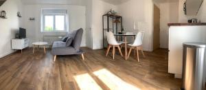 - un salon avec une chaise et une table à manger dans l'établissement Duplex calme et cosy II, à Concarneau 6 autres photos
