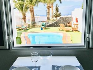Bazén v ubytování Apartamentos Anjomacar B nebo v jeho okolí