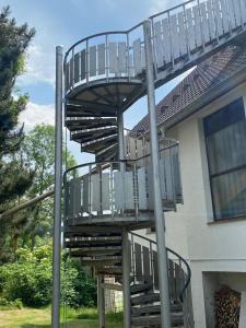 a spiral deck on the side of a house at Ferienwohnung am Teufelsmoor -KEINE MONTEURE- in Klein Wehnendorf