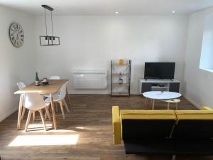 Μια τηλεόραση ή/και κέντρο ψυχαγωγίας στο Appartement calme et chaleureux