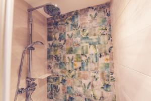 馬德里的住宿－瑪拉斯卡旅館，带淋浴的浴室(带瓷砖墙)