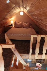 ein Schlafzimmer mit einem Bett in einem Holzhaus in der Unterkunft Ferienwohnung Bock im Seenland in Hoyerswerda