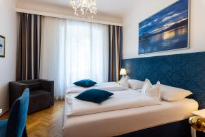 Llit o llits en una habitació de Boutique Hotel Goldenes Lamm Villach