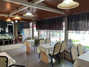 une salle à manger avec des tables et des chaises ainsi qu'une cuisine dans l'établissement Eco House, à Och