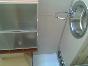 ein Badezimmer mit einem Waschbecken und einem Urinal in der Unterkunft Apartments Teatina in Brodarica + 40 Fotos