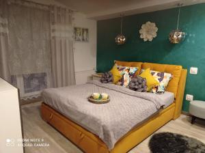 um quarto com uma cama com uma tigela de fruta em Apartamenty Sowianka em Ludwikowice Kłodzkie