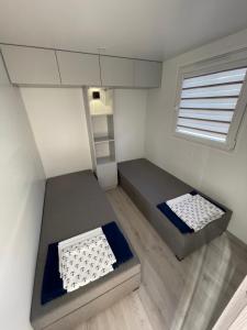 mały pokój z 2 łóżkami i oknem w obiekcie Premium Home Rozewie we Władysławowie