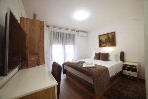 Un pat sau paturi într-o cameră la "Mini Hotel Vienna" Apartments
