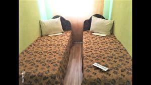 ジャンホトにあるEdem Guest Houseのベッド2台が隣同士に設置された部屋です。