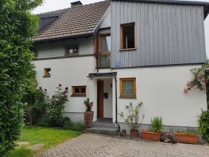eine Außenansicht eines weißen Hauses in der Unterkunft Apartment Denk in Bregenz