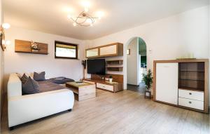 sala de estar con sofá y TV en Nice Home In Techelsberg With 1 Bedrooms And Wifi, en Techelsberg am Worthersee