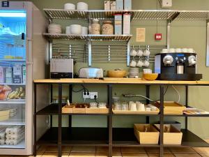 Una cocina o kitchenette en HEMMET Simrishamns vandrarhem och B&B