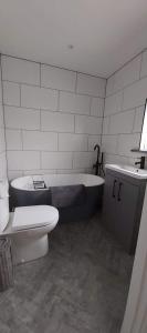 Bathroom sa Newquay Rialton Holiday Home
