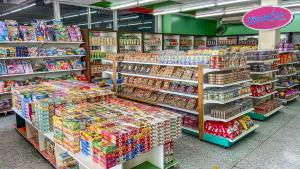 Supermarket nebo jiné obchody v  hotelu nebo okolí