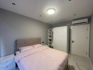 Postel nebo postele na pokoji v ubytování Square Light Residence