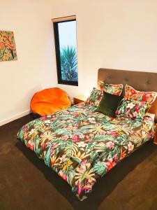 1 dormitorio con 1 cama con un edredón colorido en Cscape3, en Cowes