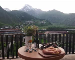 O vedere generală la munți sau o vedere la munte luată de la această pensiune