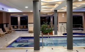 Bazén v ubytovaní Hotel Villa Völgy Wellness & Konferencia alebo v jeho blízkosti