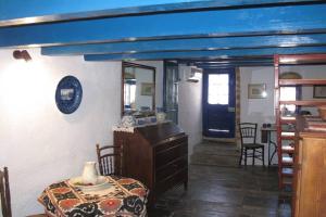 莫奈姆瓦夏的住宿－Blue Door (in the castle of Monembasia)，客房设有水槽、桌子和镜子